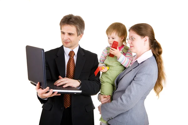 Família feliz olhando para a tela do laptop — Fotografia de Stock