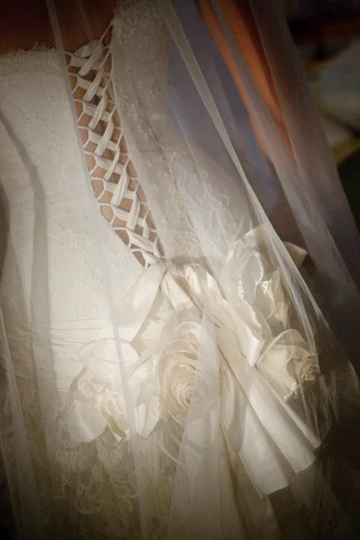 Zadní strana svatební šaty — Stock fotografie