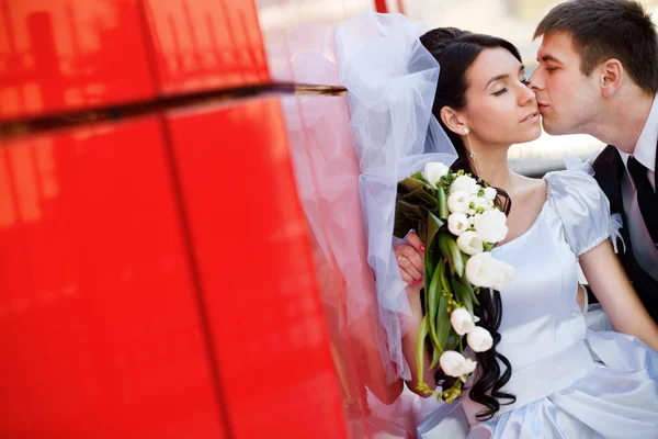 Bacio vicino al muro rosso — Foto Stock