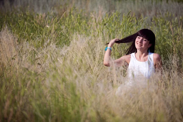 Šťastná dívka v trávě — Stock fotografie