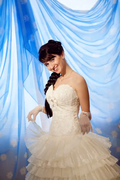 Gelukkige bruid en jurk — Stockfoto