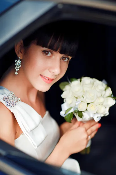 Portrait de la mariée dans la voiture de mariage — Photo