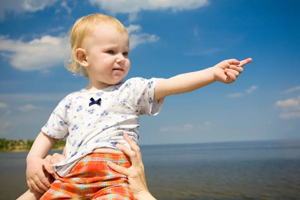 Niño apuntando hacia adelante — Foto de Stock