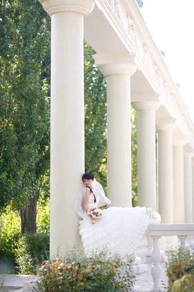 Bruid in kolommen — Stockfoto