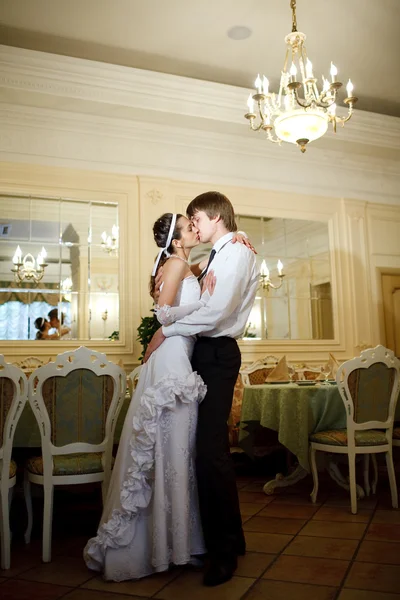 Looks of bride and groom — Stock Photo, Image