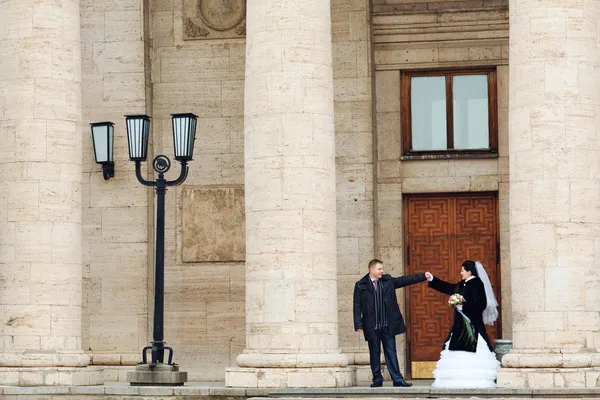 Coppia vicino alle colonne — Foto Stock