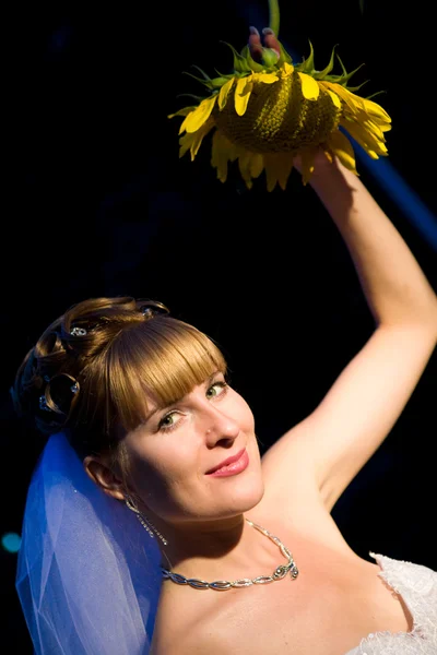 Braut mit Sonnenblume — Stockfoto