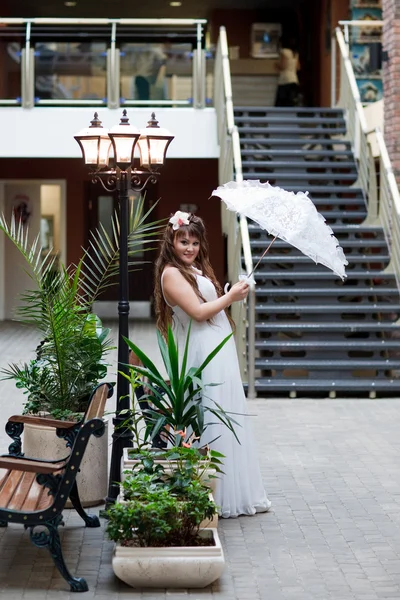 Bride with umbrella — Stock Photo, Image