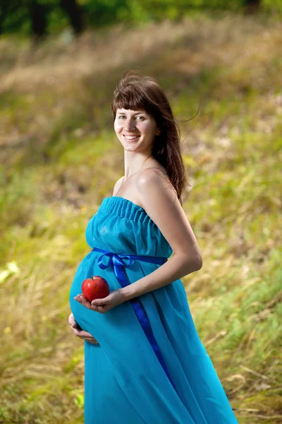 Glücklich schwangeres Mädchen mit Apfel — Stockfoto