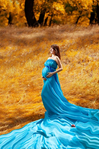 Fashion pregnant girl in autumn — Stock Photo, Image