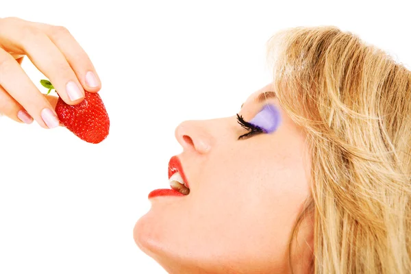 Erdbeere essen gehen — Stockfoto