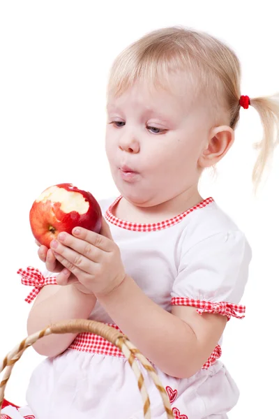 Tyttö syö omenaa — kuvapankkivalokuva