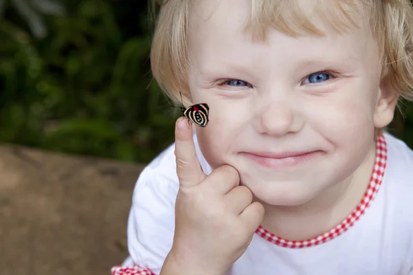 Menina com uma borboleta — Fotografia de Stock