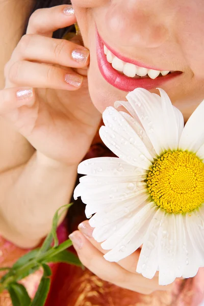 Smile and camomile — Stock Photo, Image