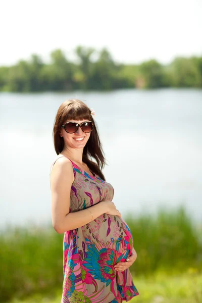 Fille enceinte près du lac — Photo