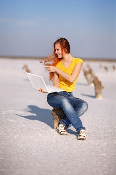 Menina com notebook — Fotografia de Stock