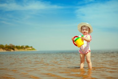 çocuk ile sulama-pot deniz kıyısı