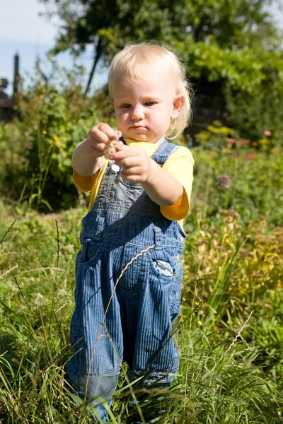 Dítě s plody — Stock fotografie