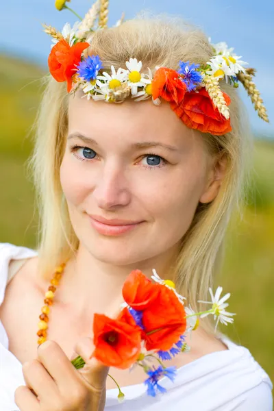 Vrouw in het veld met papaver — Stockfoto