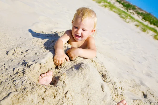 Brincando na praia — Fotografia de Stock