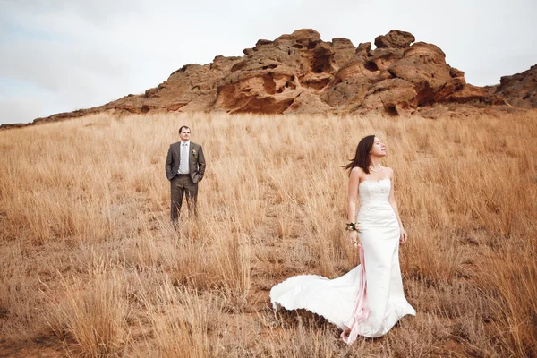 Casal perto das montanhas — Fotografia de Stock