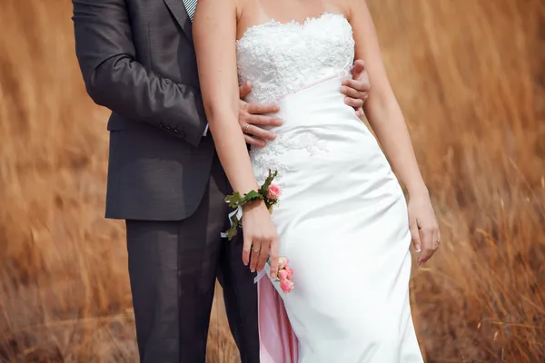 Ragazza e uomo nel campo — Foto Stock