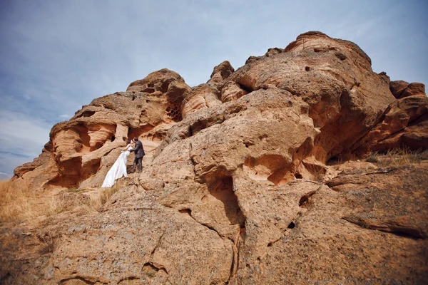 Besar pareja en las montañas — Foto de Stock