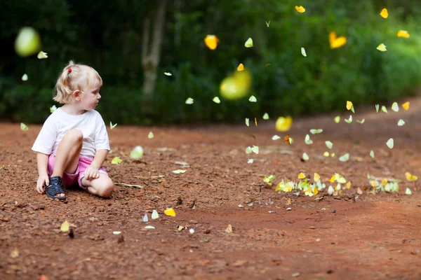 Girl and butterfly — Stock Photo, Image