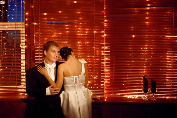 Pareja por la ventana — Foto de Stock