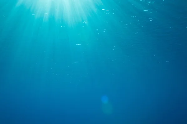 水中の太陽光線との背景 — ストック写真