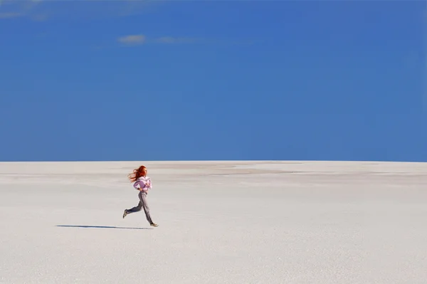 Løpende jente – stockfoto