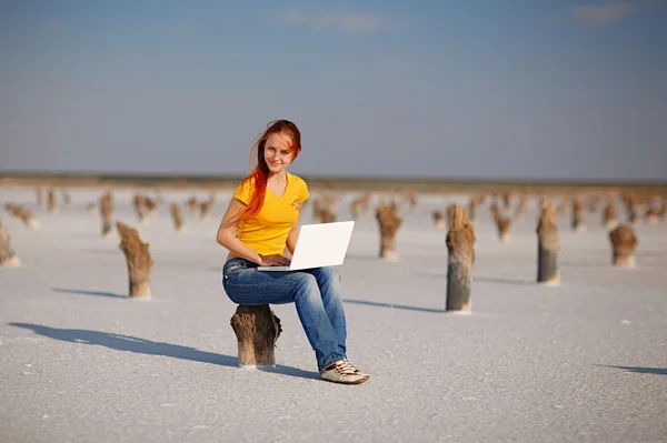 Menina com notebook — Fotografia de Stock