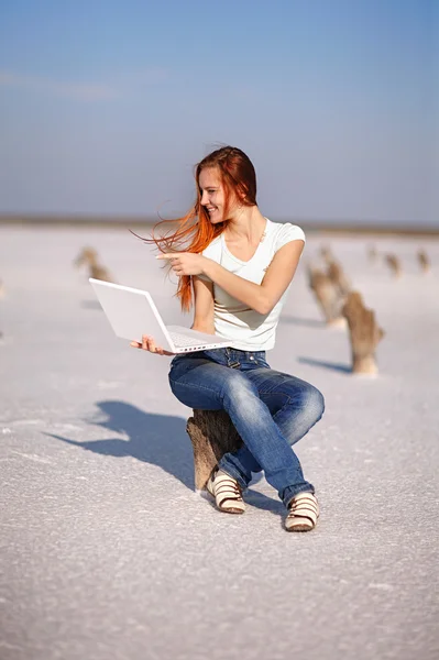 Menina com notebook — Fotografia de Stock