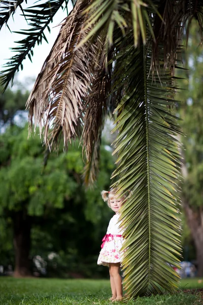 Meisje met een palmtak — Stockfoto