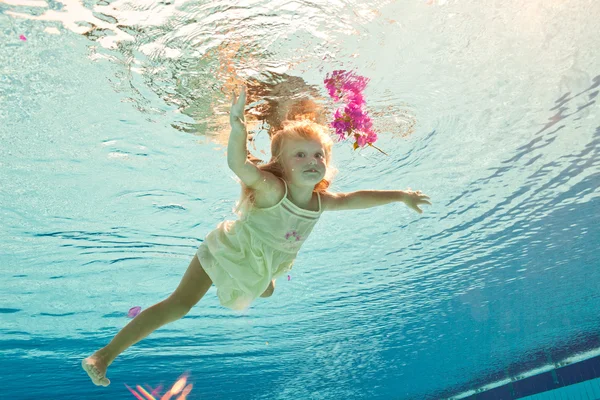 Swimming under the water girl with flower — Stock Photo, Image