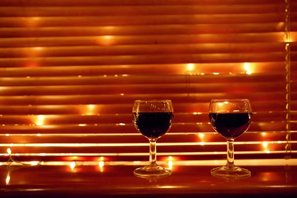 Iki kırmızı şarap bardakları — Stok fotoğraf