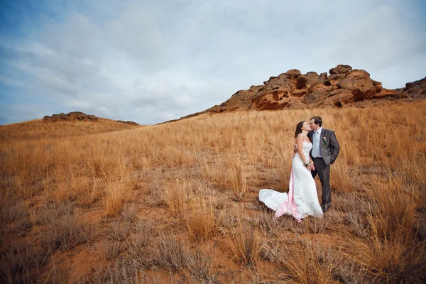 Casal perto das montanhas — Fotografia de Stock