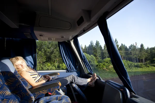 Menina em um ônibus de longa distância — Fotografia de Stock