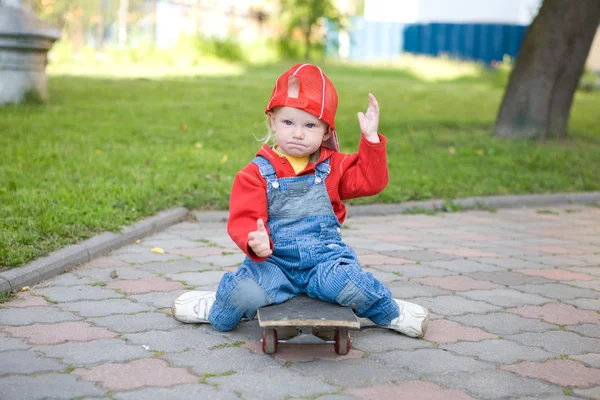Bambino sullo skateboard — Foto Stock