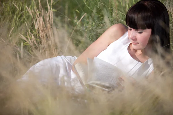 Reading a book — Stock Photo, Image