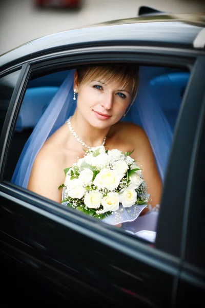 Porträt der Braut im Hochzeitsauto — Stockfoto