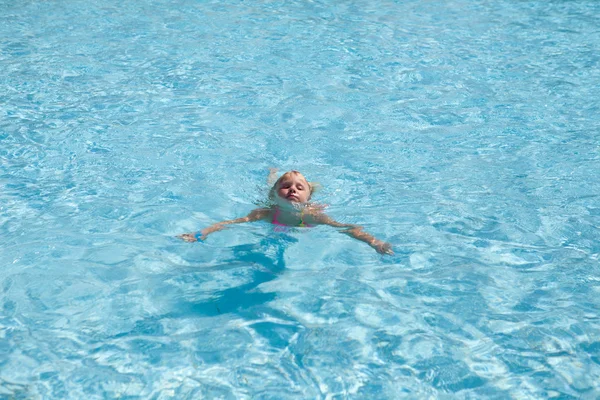 Swimming girl — Stock Photo, Image