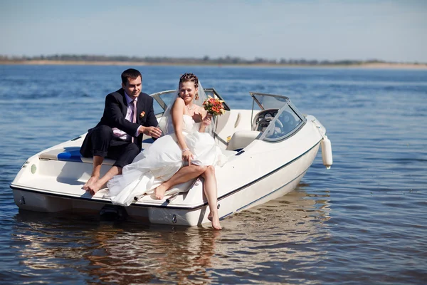 Feliz pareja teniendo picnic en el yate —  Fotos de Stock