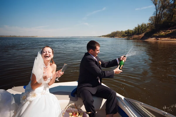 Невеста и жених на лодке — стоковое фото