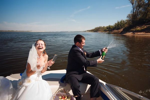 Mariée et marié sur le bateau — Photo