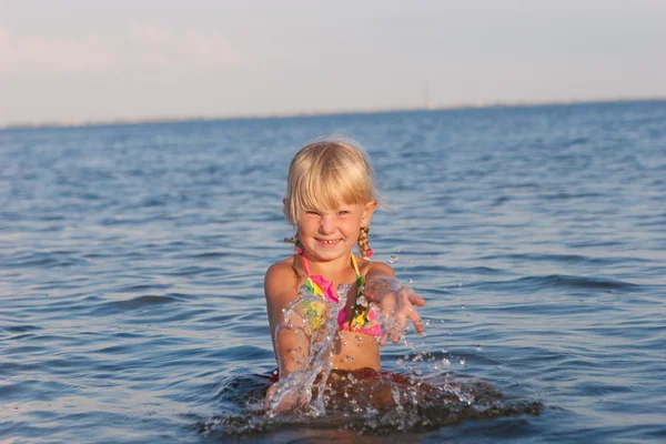 Spetteren in het water kind — Stockfoto