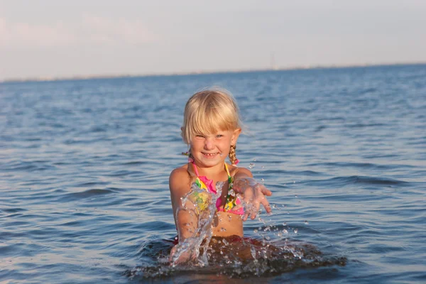 水の子の中で水しぶき — ストック写真