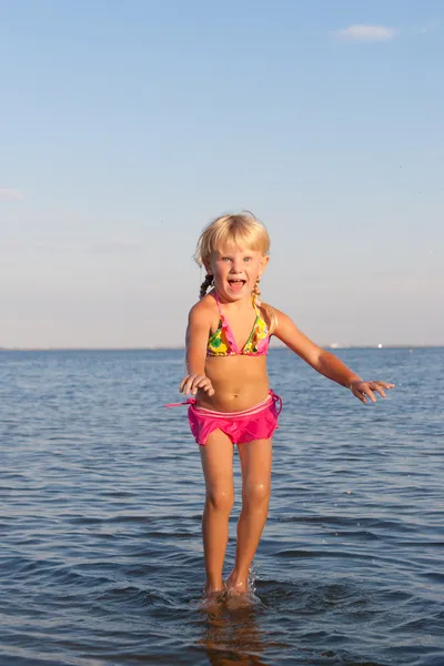 Springen in het water kind — Stockfoto