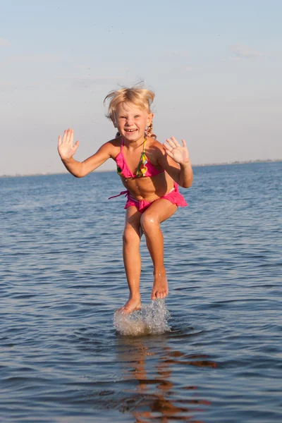 水の子にジャンプ — ストック写真