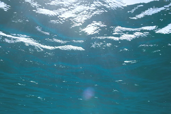 阳光在水中的背景 — 图库照片